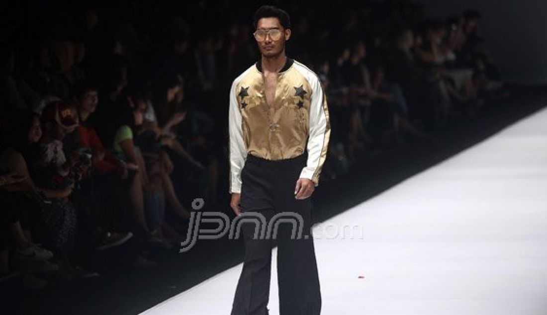 Model mengenakan pakaian dari rancangan desainer Twee x Hwansung Park pada Jakarta Fashion Week 2017 di Senayan City, Jakarta, Jumat (28/10). Foto : Ricardo/JPNN.com - JPNN.com