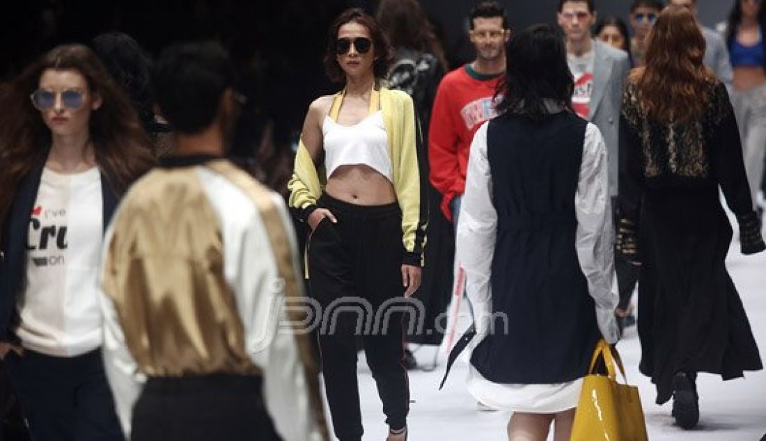 Model mengenakan pakaian dari rancangan desainer Twee x Hwansung Park pada Jakarta Fashion Week 2017 di Senayan City, Jakarta, Jumat (28/10). Foto : Ricardo/JPNN.com - JPNN.com