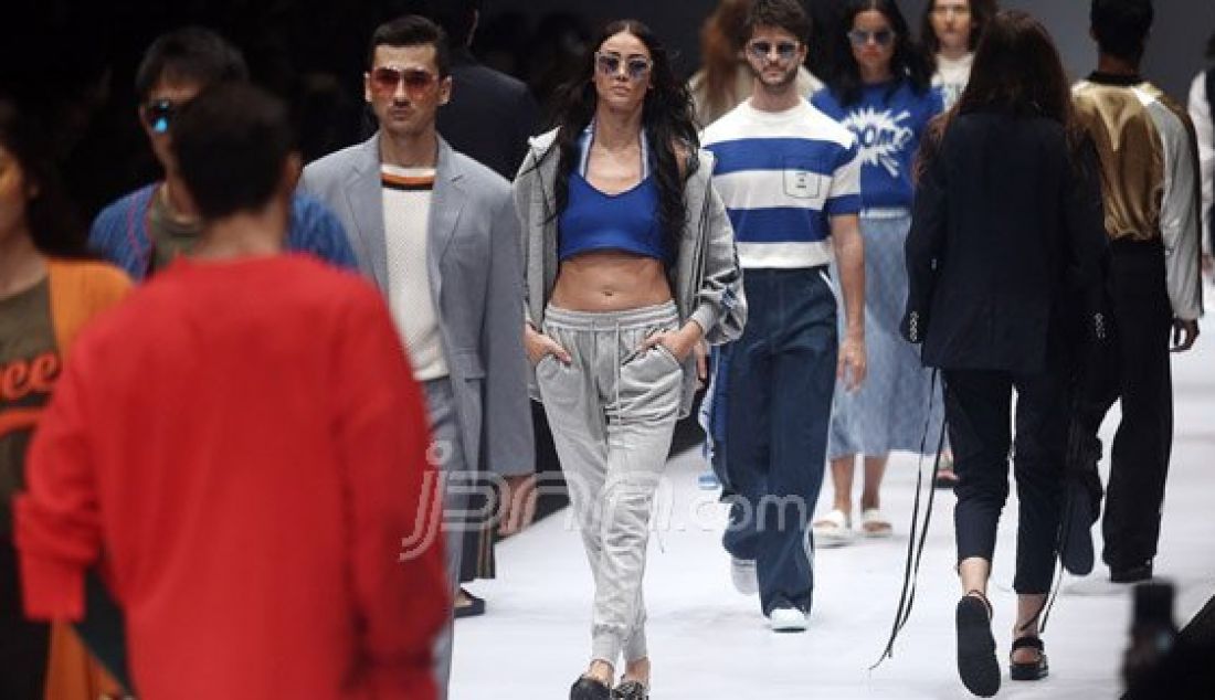 Model mengenakan pakaian dari rancangan desainer Twee x Hwansung Park pada Jakarta Fashion Week 2017 di Senayan City, Jakarta, Jumat (28/10). Foto : Ricardo/JPNN.com - JPNN.com