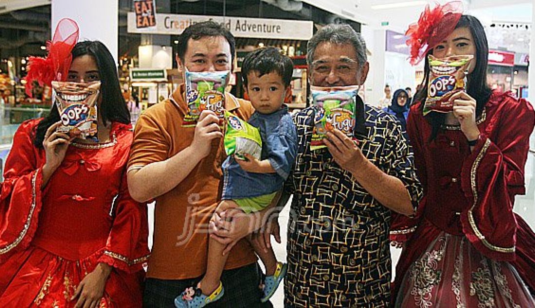 Business Unit Manager crackers Oops Yulianto berfoto bersama anak-anak pada acara Oops Expressive Pack Halloween Party, di Gandaria City, Jakarta Selatan (29/10). Masyarakat dapat menggunakan kemasan Oops Expressive Pack sebagai ajang untuk mengekspresikan diri. Foto : Ricardo/JPNN.com - JPNN.com