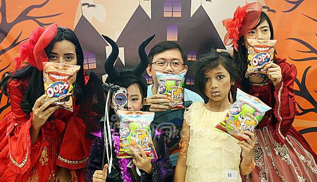 Business Unit Manager crackers Oops Yulianto berfoto bersama anak-anak pada acara Oops Expressive Pack Halloween Party, di Gandaria City, Jakarta Selatan (29/10). Masyarakat dapat menggunakan kemasan Oops Expressive Pack sebagai ajang untuk mengekspresikan diri. Foto : Ricardo/JPNN.com - JPNN.com