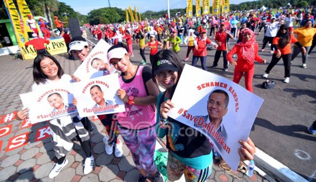 Komunitas Senam Rampal yang rutin digelar Malang Post di hari Minggu pagi ini bersama dahlanis membuat dukungan kepada Dahlan Iskan dengan membawa poster dukungan dan tulisan #savedahlaniskan. Foto: Guest Gesang/Malang Post/JPNN - JPNN.com