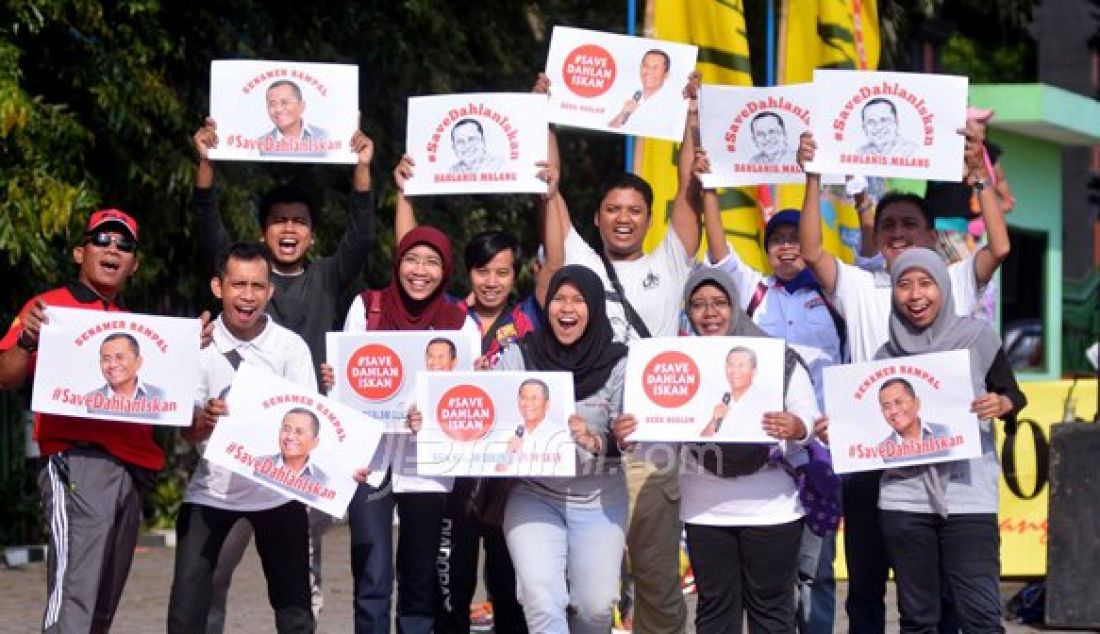 Komunitas Senam Rampal yang rutin digelar Malang Post di hari Minggu pagi ini bersama dahlanis membuat dukungan kepada Dahlan Iskan dengan membawa poster dukungan dan tulisan #savedahlaniskan. Foto: Guest Gesang/Malang Post/JPNN - JPNN.com