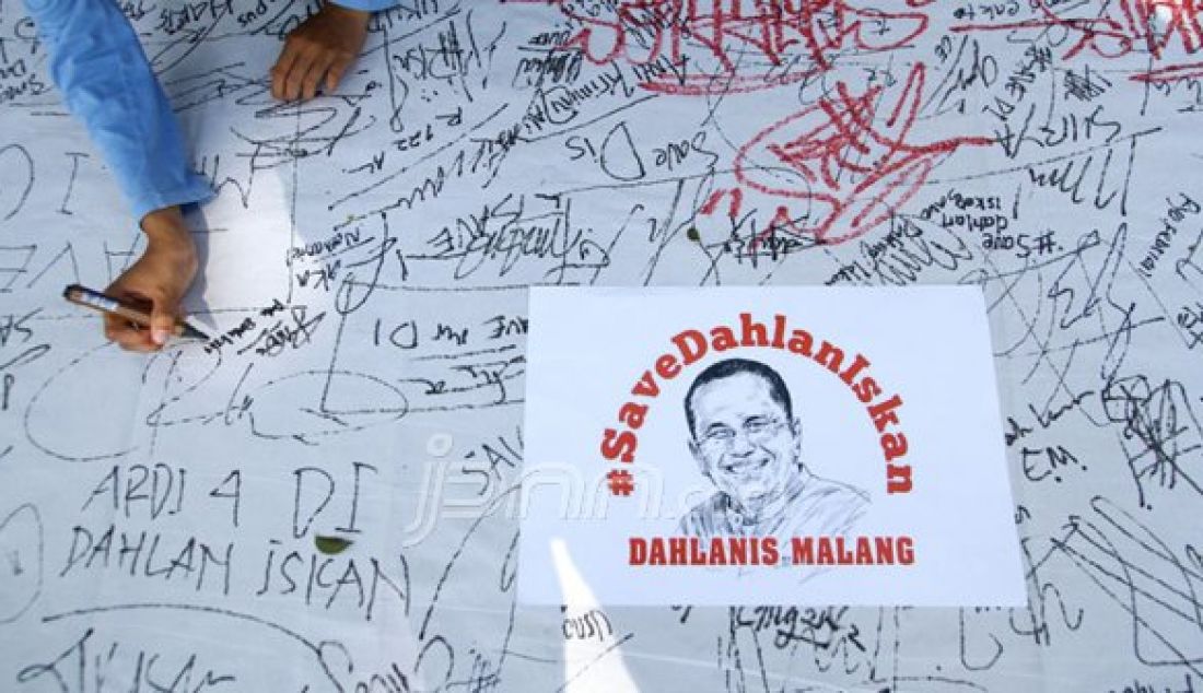 Warga membubuhkan tandatangan pada kain dalam aksi simpatik #savedahlaniskan di Car Free Day (CFD) Simpang Balapan, Malang, Jawa Timur, Minggu (30/10). Foto: Falahi Mubarok/ Radar Malang/JPNN - JPNN.com