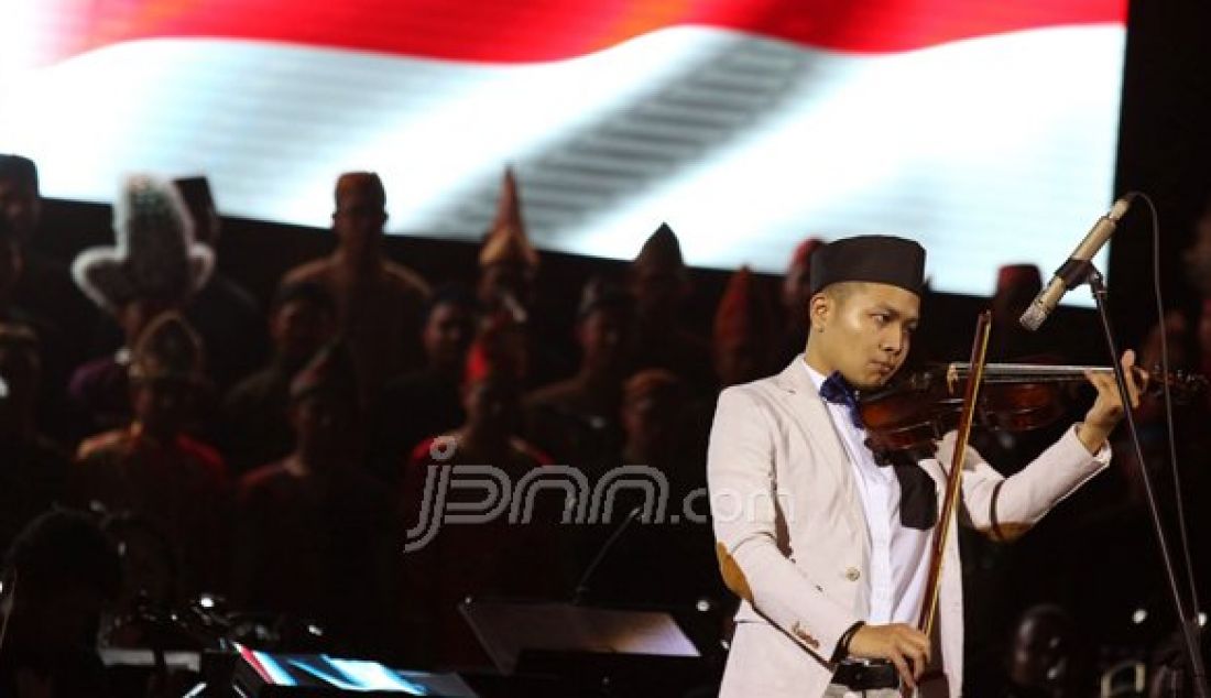 Sigit Radityo Kurniawan memainkan biola asli WR Supratman saat perayaan hari Sumpah Pemuda di Taman Ismail Marzuki, Jakarta, Minggu (30/10/2016). Foto : Imam Husein/Jawa Pos/JPNN - JPNN.com