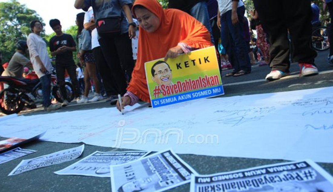 Dengan media kain putih sepanjang kurang lebih 10m di gelar di taman Bungkul , pengunjung di ijinkan membubuhkan tanda tangan beserta kesan pesan untuk Dahlan Iskan, minggu (30/10). Foto : Arya Dhitya/Jawa Pos/JPNN - JPNN.com