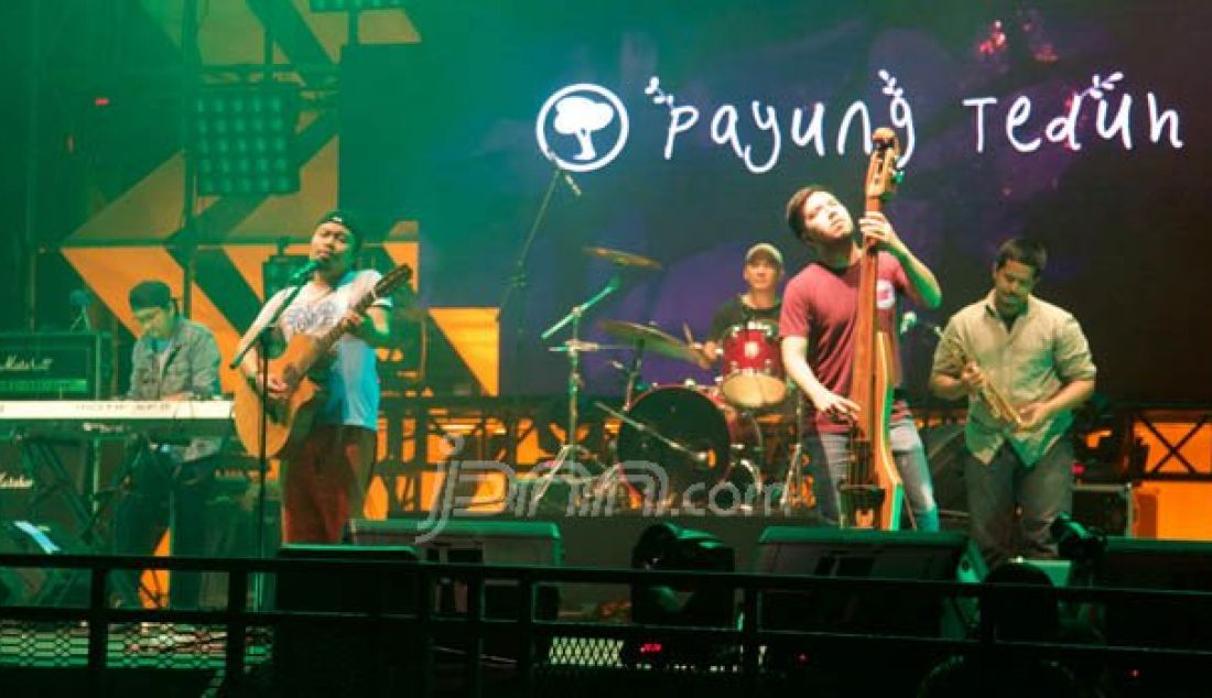 Grup band Payung Teduh saat tampil dalam Synchronize Fest 2016. Foto: Ermiko/JPNN.com - JPNN.com