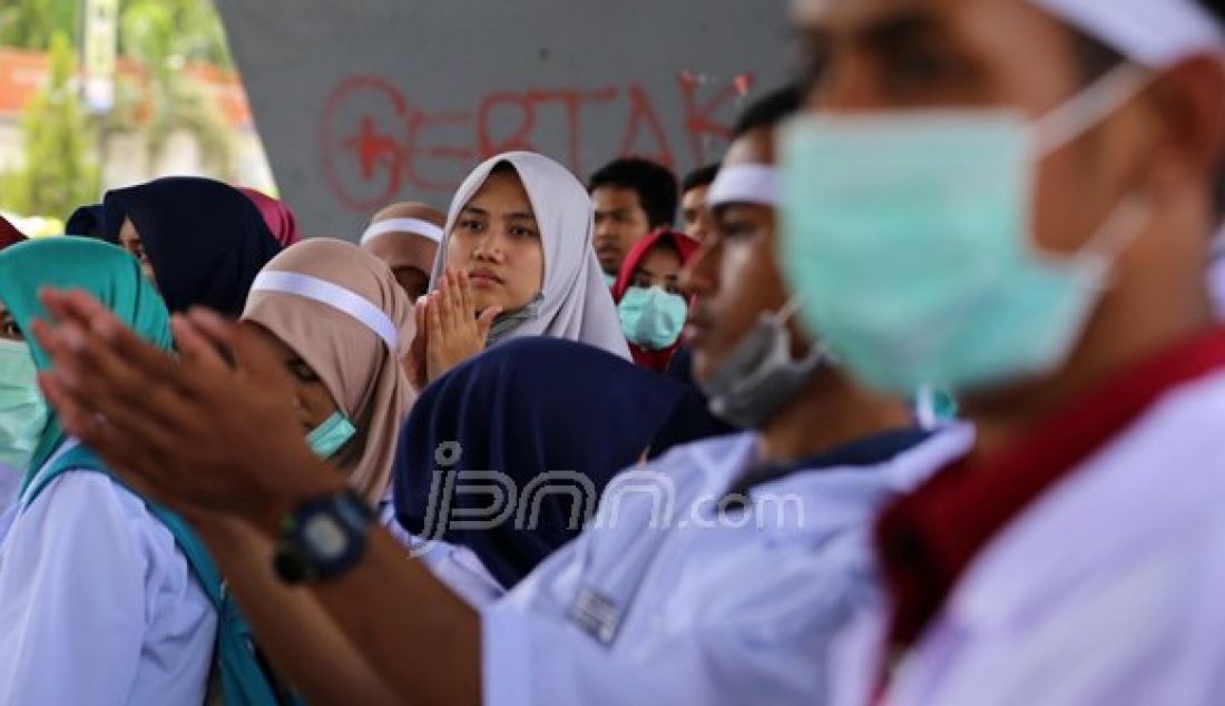 Sejumlah Mahasiswa kedokteran Makassar melakukan aksi #MakassarPutih, tolak pendidikan program studi dokter layanan primer dengan membubuhkan tandatangan sebagai petisi di Makassar, Sulsel, Minggu (6/11/2016). Foto : Muhammad Idham Ama/Fajar/JPNN.com - JPNN.com