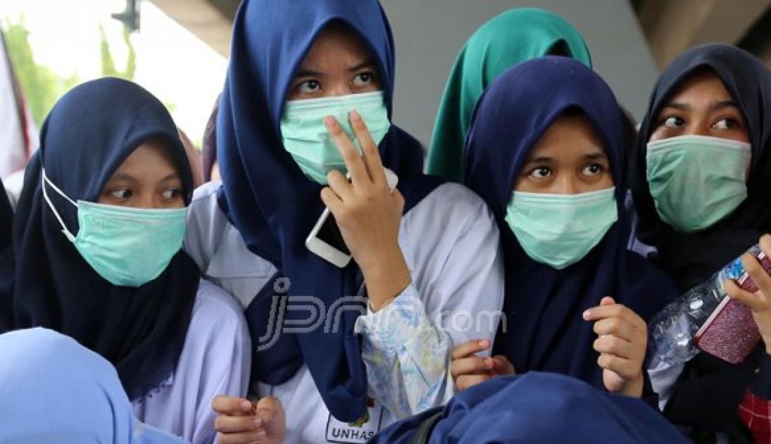 Sejumlah Mahasiswa kedokteran Makassar melakukan aksi #MakassarPutih, tolak pendidikan program studi dokter layanan primer dengan membubuhkan tandatangan sebagai petisi di Makassar, Sulsel, Minggu (6/11/2016). Foto : Muhammad Idham Ama/Fajar/JPNN.com - JPNN.com