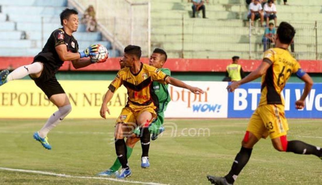 Aksi penjaga gawang Mitra Kular Gerri Martin Wiliam Mandagi (47) saat melawan Bhayangkara FC di Gelora Delta Sidoarjo, Minggu (6/11). Bhayangkara FC menang 4-0 atas Mitra Kukar. Foto: Boy S/Jawa Pos - JPNN.com