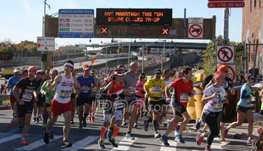 TANTANGAN AWAL: Para pelari keluar dari Verrazano-Narrow Bridge dalam NYC Marathon 2016, Minggu (6/11) waktu setempat. Foto: Sofyan Hendra/Jawa Pos - JPNN.com