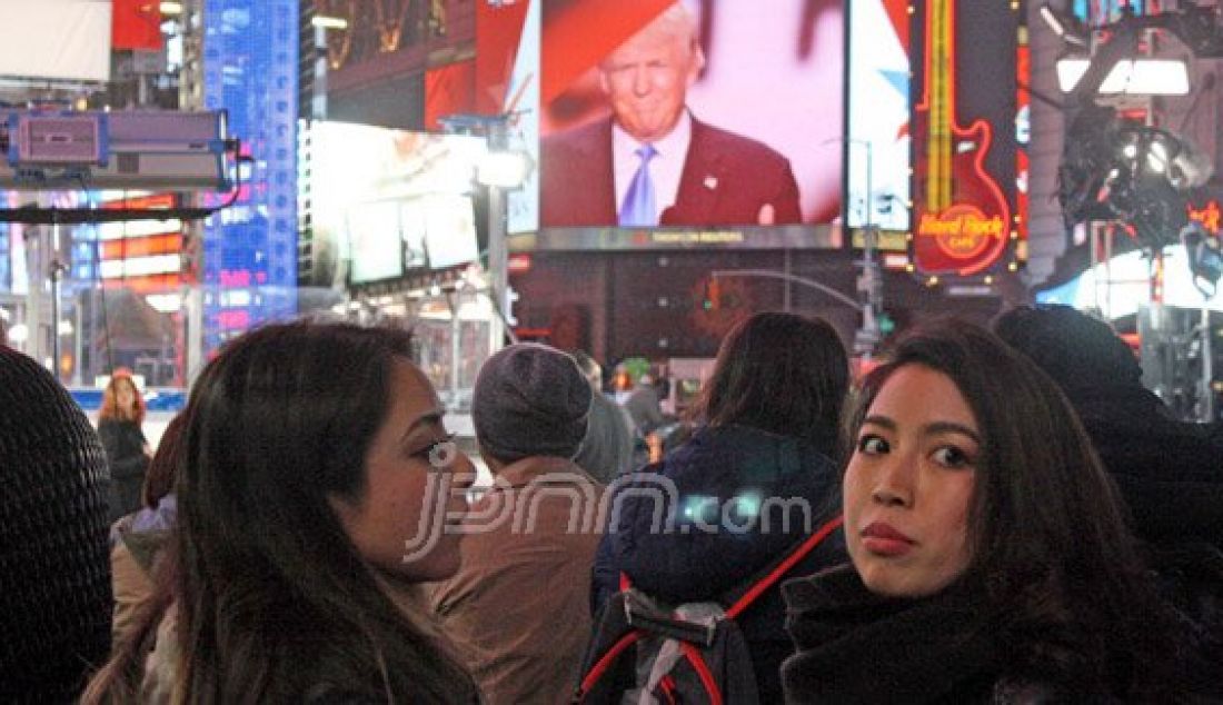 SEDIH: Jennifer (kiri) di Times Square, New York, Rabu (9/11) dini hari waktu setempat. Dia mendukung Hillary Clinton. Foto: Sofyan/Jawa Pos - JPNN.com