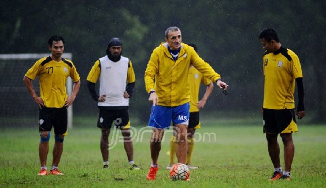 Persiapan Tim Arema saat berlatih di Lapangan ABD Salah jelang laga Away lawan Perserui. Foto: Guest Gesang/Malang Post - JPNN.com