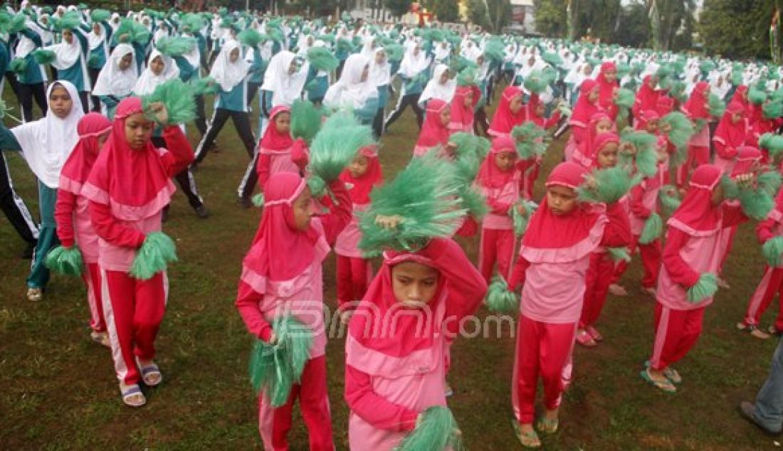 Sebanyak 30 ribu santri sekabupaten Kudus Jawa Tengah mengikuti mlaku-mlaku bareng santri di simpang tujuh Kudus memperingati hari santri dan hari pahlawan mengelilingi jalan protokol dan disediakan ratusan doorprize. Foto : Donny Setyawan/Radar Kudus/JPNN.com - JPNN.com