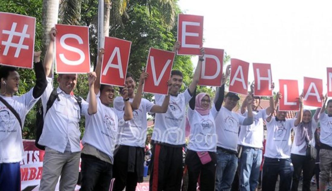 Relawan Dahlan Iskan di Palembang membentangkan spanduk panjang dan membubuhkan tandatangan di Car Free Day Kambang Iwak, Palembang, Sumatera Selatan sebagai dukungan untuk Dahlan Iskan. Foto : Alfery Ibrohim/Sumeks/JPNN.com - JPNN.com