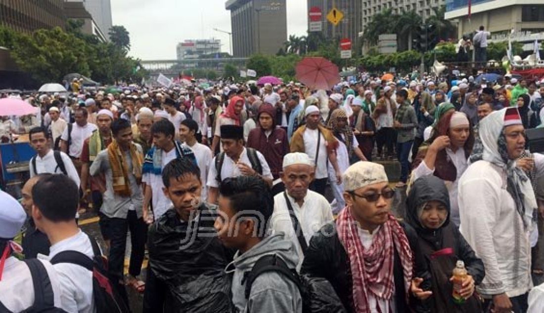 Usai Jum'atan, Massa Bela Islam Mulai Membubarkan Diri - JPNN.com