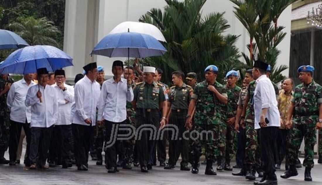 Hujan Iringi Langkah Presiden Jokowi Temui Massa di Monas - JPNN.com