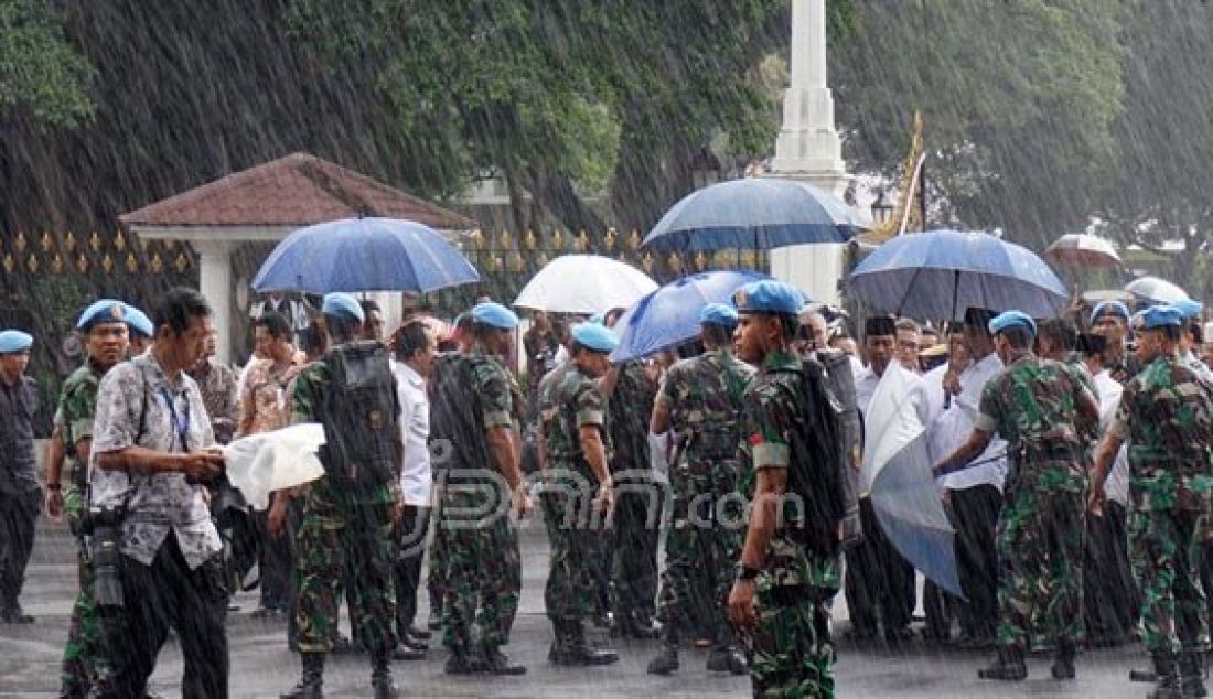 Hujan Iringi Langkah Presiden Jokowi Temui Massa di Monas - JPNN.com