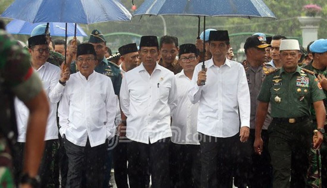 Presiden Jokowi dan Wapres JK Jalan Kaki Bersama ke Monas - JPNN.com