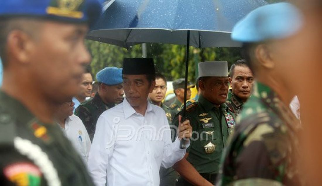 Presiden Jokowi dan Wapres JK Jalan Kaki Bersama ke Monas - JPNN.com