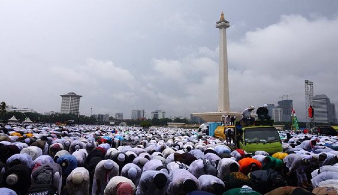 Hujan, Massa Bela Islam Tetap Khusyuk Shalat Jumat - JPNN.com