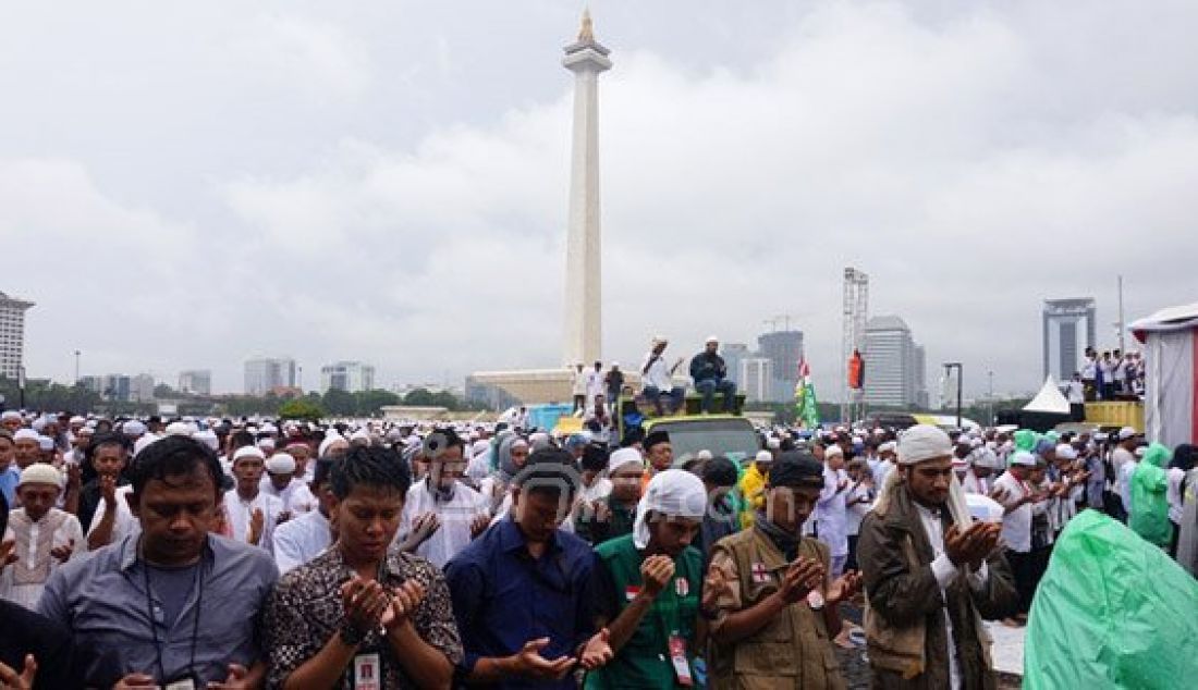 Hujan, Massa Bela Islam Tetap Khusyuk Shalat Jumat - JPNN.com