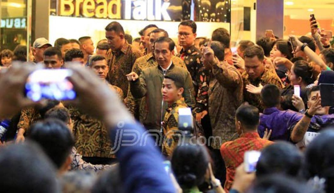 Warga Balikpapan Sambut Kehadiran Presiden Jokowi di e-Walk - JPNN.com
