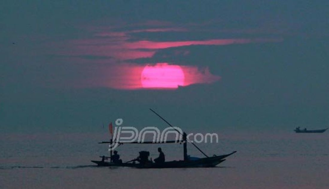 Cantik, Pesona Sunrise di Pantai Kenjeran Surabaya - JPNN.com