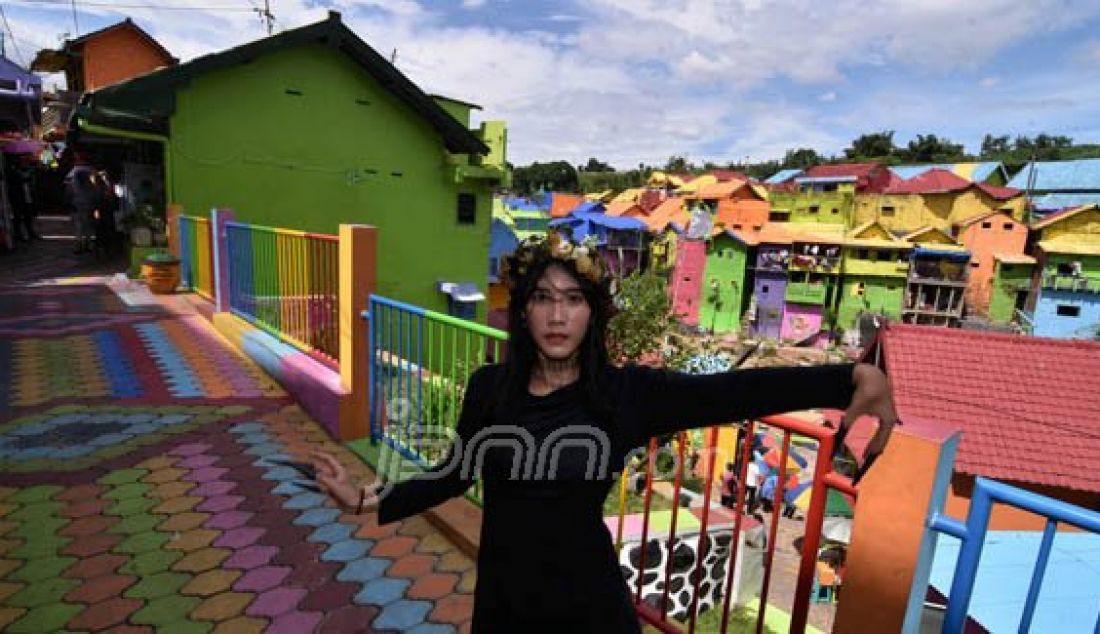Indah, 26 Penari Menari di Kampung Warna-Warni Malang - JPNN.com