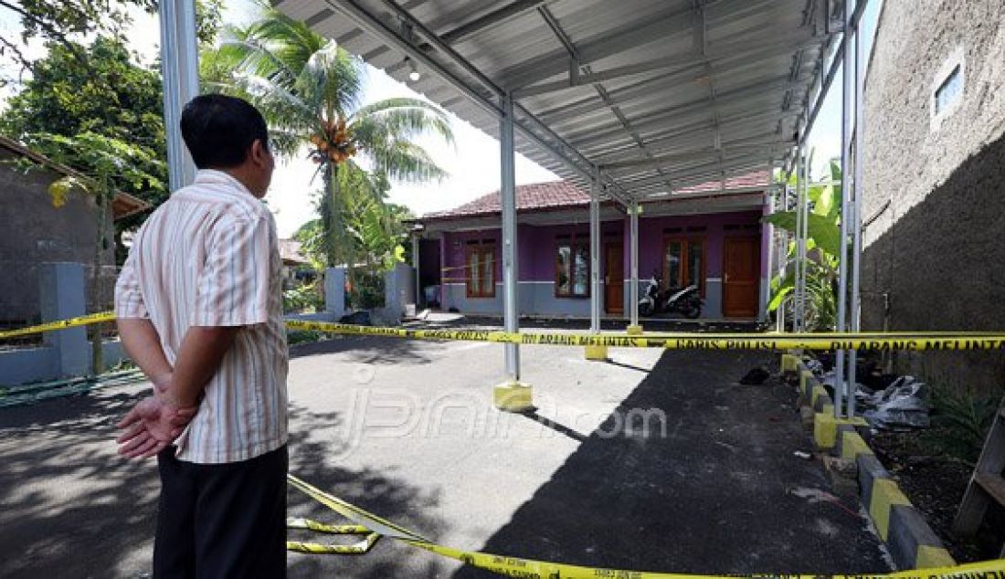 Warga menunjukan pasca adu tembak antara Densus 88 Anti Teror dengan terduga teroris di Rumah Kontrakan, Setu, Tangerang Selatan, Banten, Kamis (22/12). Foto : Ricardo/JPNN.com - JPNN.com