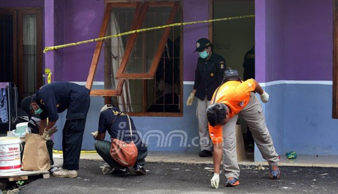 Puslabfor Bareskrim Polri bersama Polres Tangerang Selatan melakukan olah TKP pasca penggerebekan terduga teroris di Rumah Kontrakan, Setu, Tangerang Selatan, Banten, Kamis (22/12). Foto: Ricardo/JPNN.com - JPNN.com