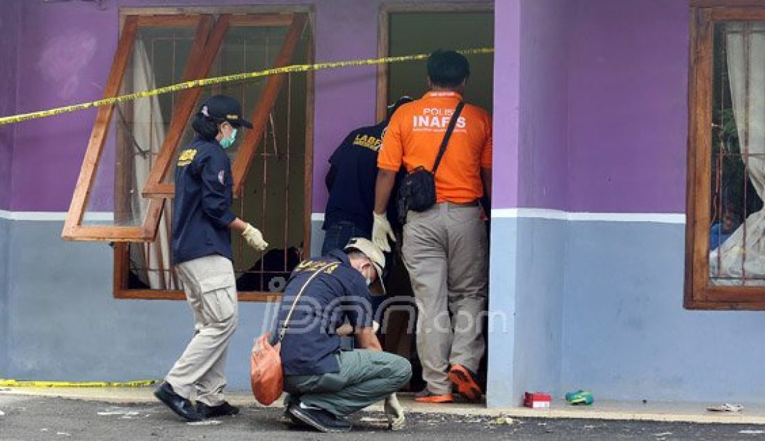 Puslabfor Bareskrim Polri bersama Polres Tangerang Selatan melakukan olah TKP pasca penggerebekan terduga teroris di Rumah Kontrakan, Setu, Tangerang Selatan, Banten, Kamis (22/12). Foto: Ricardo/JPNN.com - JPNN.com