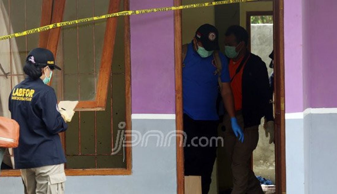 Puslabfor Bareskrim Polri bersama Polres Tangerang Selatan melakukan olah TKP pasca penggerebekan terduga teroris di Rumah Kontrakan, Setu, Tangerang Selatan, Banten, Kamis (22/12). Foto: Ricardo/JPNN.com - JPNN.com