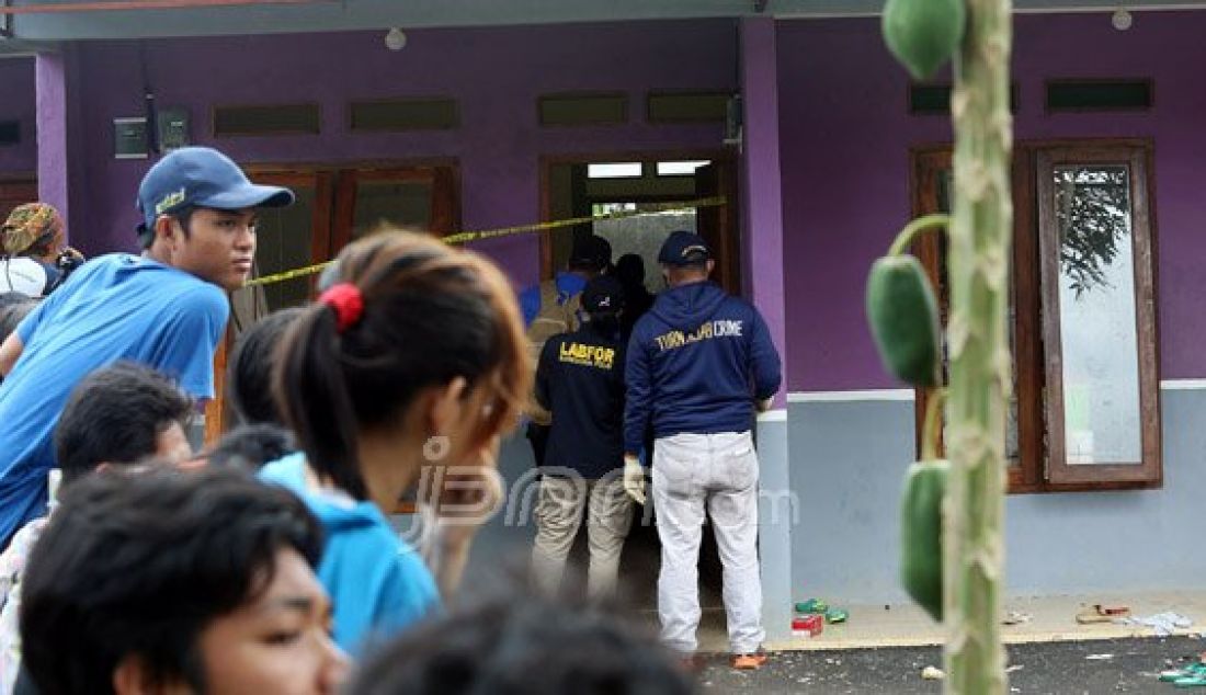 Puslabfor Bareskrim Polri bersama Polres Tangerang Selatan melakukan olah TKP pasca penggerebekan terduga teroris di Rumah Kontrakan, Setu, Tangerang Selatan, Banten, Kamis (22/12). Foto: Ricardo/JPNN.com - JPNN.com