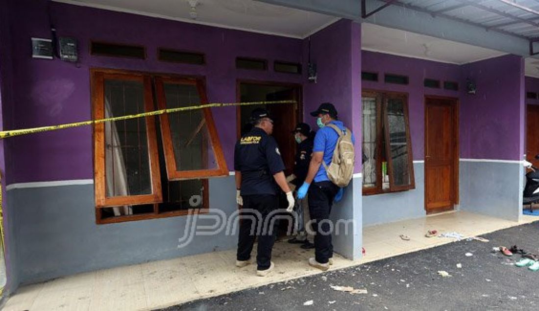 Puslabfor Bareskrim Polri bersama Polres Tangerang Selatan melakukan olah TKP pasca penggerebekan terduga teroris di Rumah Kontrakan, Setu, Tangerang Selatan, Banten, Kamis (22/12). Foto: Ricardo/JPNN.com - JPNN.com