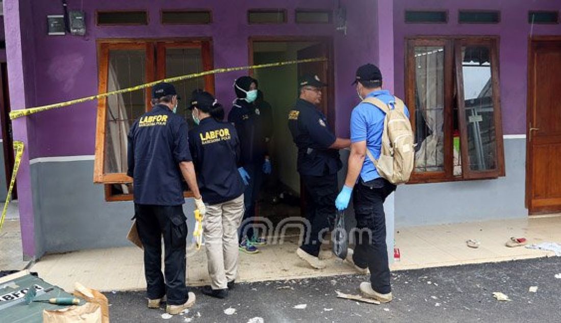 Puslabfor Bareskrim Polri bersama Polres Tangerang Selatan melakukan olah TKP pasca penggerebekan terduga teroris di Rumah Kontrakan, Setu, Tangerang Selatan, Banten, Kamis (22/12). Foto: Ricardo/JPNN.com - JPNN.com