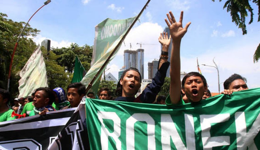 Suporter klub sepak bola Persebaya Surabaya (Bonek Mania), menggelar aksi Longmarch Bela Persebaya, Surabaya, Senin (26/12). Aksi tersebut merupakan aksi pemanasan sebelum aksi Geruduk Bandung, tempat digelarnya Kongres PSSI. Foto: Satria/Radar Surabaya - JPNN.com