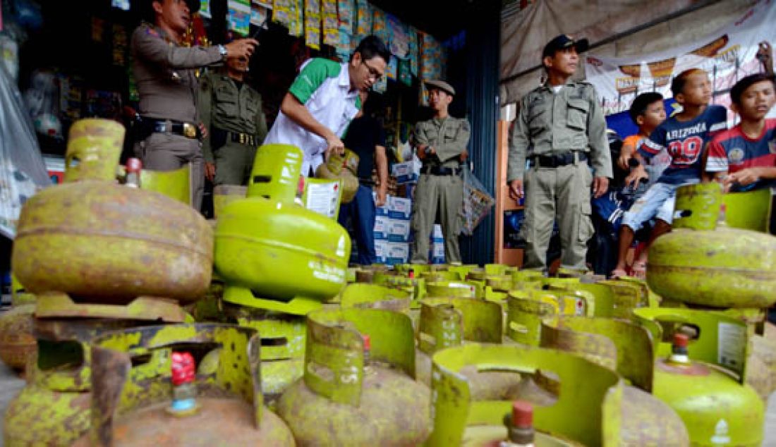 Pemerintah Kota Jambi bersama Pertamina kembali melakukan sidak gas bersubsidi ke sejumlah toko bukan pangkalan resmi, Senin (26/12). Sebanyak 80 tabung gas 3 kg diamankan petugas dan diduga banyak oknum pangkalan yang bermain. Foto: Ridwan/Jambi Ekspres - JPNN.com