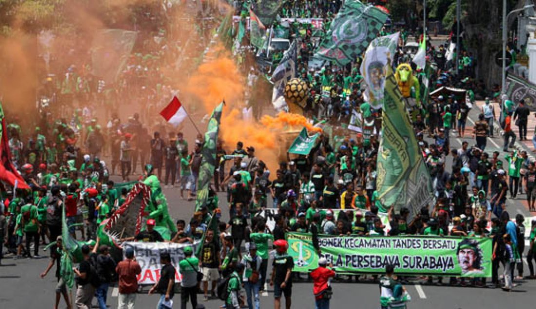 Belasan ribu suporter klub sepak bola Persebaya Surabaya (Bonek Mania), menggelar aksi Longmarch Bela Persebaya, Surabaya, Senin (26/12). Aksi tersebut merupakan aksi pemanasan sebelum aksi Geruduk Bandung, tempat digelarnya Kongres PSSI. Foto: Satria/Radar Surabaya - JPNN.com