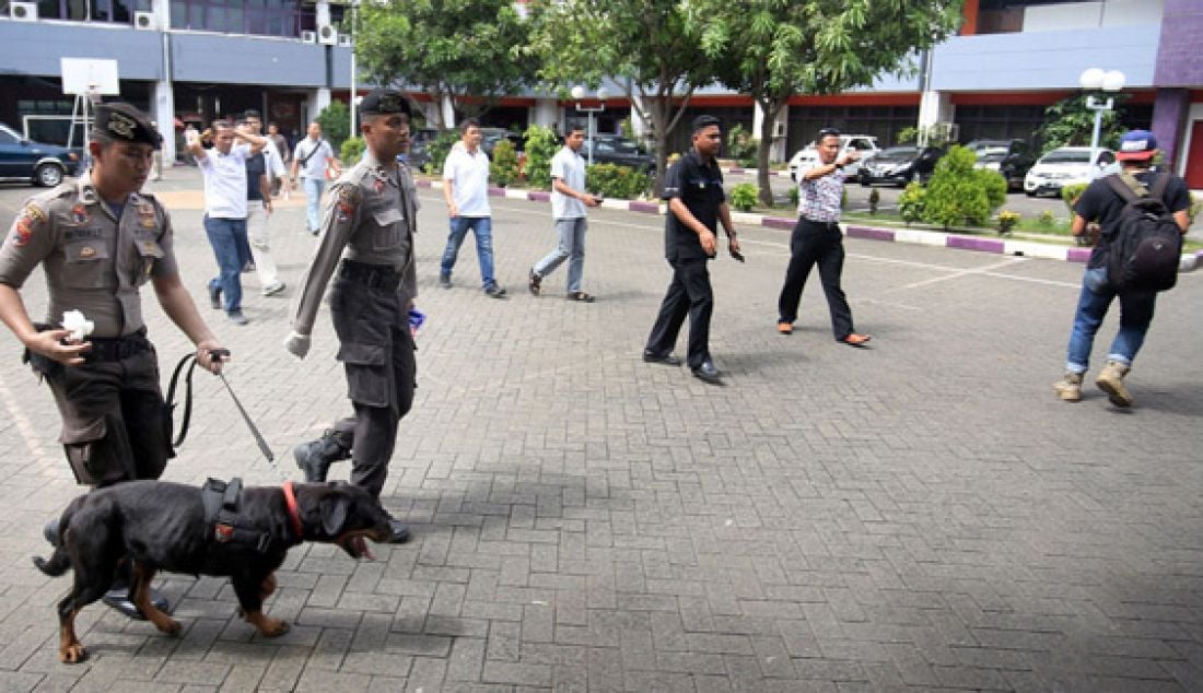 Petugas kepolisian menggunakan anjing pelacak K9 untuk mencari jejak pelaku pembunuhan di pulo mas utara yang menewaskan 6 orang meninggal, Jakarta, Selasa (27/12). Foto: Haritsah/Jawa Pos - JPNN.com