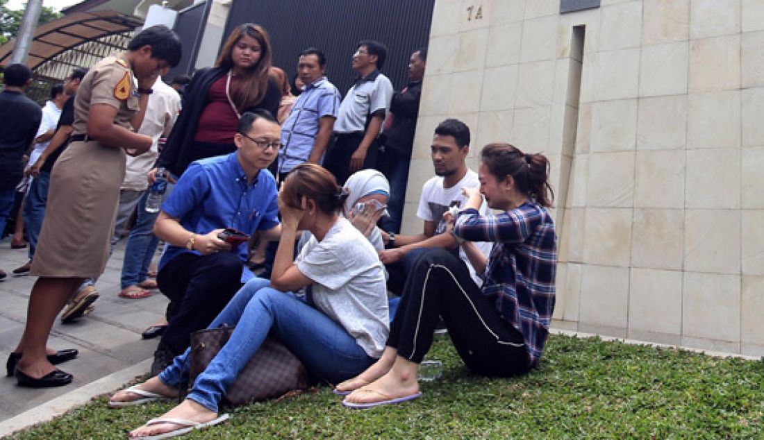 Sejumlah kerabat korban pembunuhan berada di lokasi rumah korban Pulo mas utara, Jakarta, Selasa (27/12). Foto: Haritsah/Jawa Pos - JPNN.com