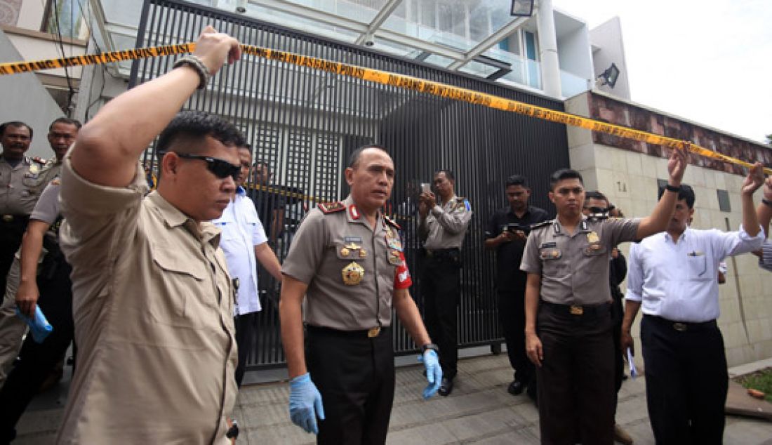 Kapolda Metro Jaya Irjen Pol M. Iriawan (tengah) usai mengecek lokasi pembunuhan di Pulo mas Utara, Jakarta, Selasa (27/12). Foto: Haritsah/Jawa Pos - JPNN.com