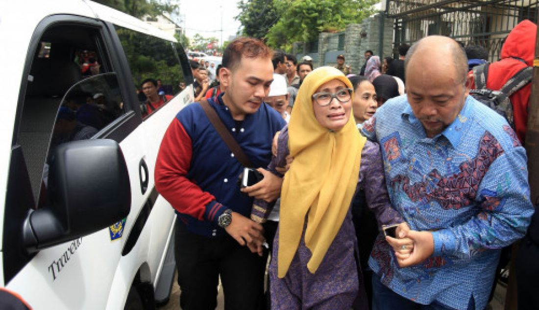 Sejumlah kerabat korban pembunuhan berada di lokasi rumah korban Pulo mas utara, Jakarta, Selasa (27/12). Foto: Haritsah/Jawa Pos - JPNN.com