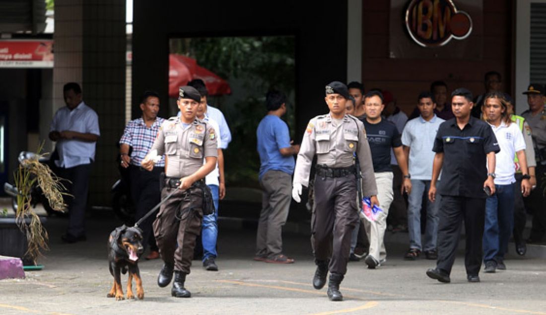 Petugas kepolisian menggunakan anjing pelacak K9 untuk mencari jejak pelaku pembunuhan di pulo mas utara yang menewaskan 6 orang meninggal, Jakarta, Selasa (27/12). Foto: Haritsah/Jawa Pos - JPNN.com