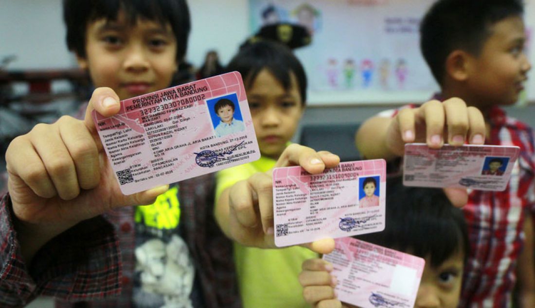 Sejumlah anak menunjukan Kartu Identitas Anak (KIA) pada peresmian KIA dan Akta Kelahiran Braile di Gedung Serba Guna, Pemkot Bandung, Rabu (28/12). Kartu ini diperuntukan bagi anak dibawah umur sebagai identitas sebelum mendapatkan KTP. Foto: Fajri/Bandung Ekspres - JPNN.com