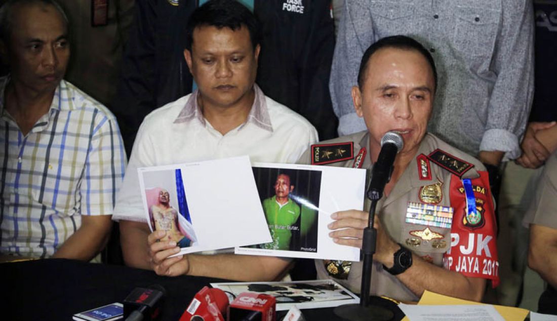 Kapolda Metro Jaya Irjen Pol M. Iriawan menunjukan Foto dua pelaku yang tertangkap di kawasan Bekasi bersama barang bukti haisl perampokan di Pulomas, yang menyebabkan 6 orang meninggal dunia akibat kekurangan oksigen di Rumah Sakit Polri Sukanto, Jakarta, Rabu (28/12). Foto: Haritsah/Jawa Posj - JPNN.com