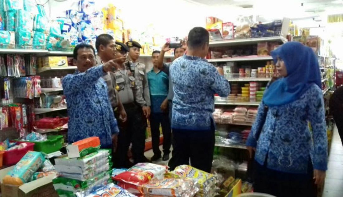 Tim inspeksi dari Pemda Banggai, saat merazia sejumlah toko di Luwuk yang masih menjual produk kadarluasa, Rabu (28/12). Foto: Ist/Pemda Banggai for Luwuk Pos - JPNN.com