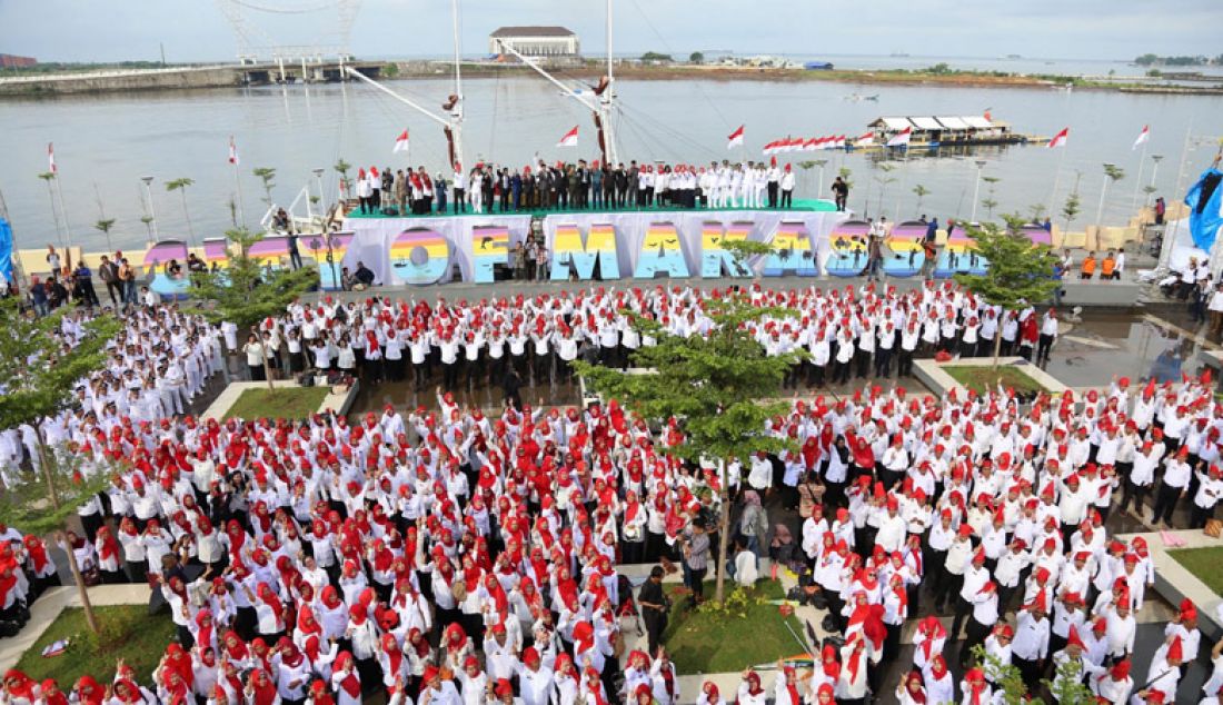 Pejabat Satuan Kerja Perangkat Daerah (SKPD) Pemerintah Kota Makassar mengikuti pelantikan di Anjungan Pantai Losari, Makassar, Kamis (29/12). Sebanyak 1.700 pejabat yang terdiri eselon II, III, IV dan pimpinan SKPD seperti Camat dan Lurah di Makassar dilantik Wali Kota Makassar, Moh Ramdhan Pomanto. Foto: M Idham/FAJAR - JPNN.com