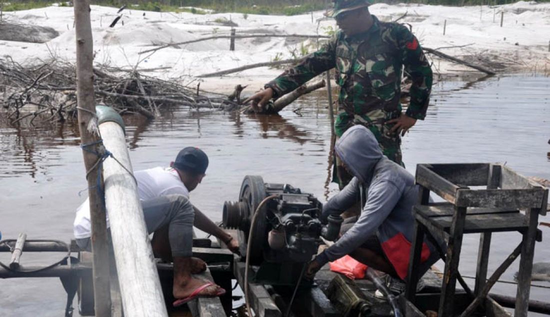 Tim Patroli Gabungan dari BKSDA, Seleksi Konservasi Wilayah (SKW) II, Balai Gakum Kementerian Lingkungan Hidup, Kehutanan Kalimantan, TNI dan Polri Kotawaringin Barat mengamankan dan memusnahkan barang bukti aktifitas tambang ilegal di Suaka Margasatwa Lamandau, Rabu (28/12). Foto: BKSDA for Radar Sampit - JPNN.com