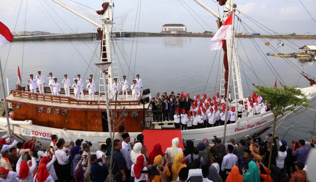 Pejabat Satuan Kerja Perangkat Daerah (SKPD) Pemerintah Kota Makassar mengikuti pelantikan di Anjungan Pantai Losari, Makassar, Kamis (29/12). Sebanyak 1.700 pejabat yang terdiri eselon II, III, IV dan pimpinan SKPD seperti Camat dan Lurah di Makassar dilantik Wali Kota Makassar, Moh Ramdhan Pomanto. Foto: M Idham/FAJAR - JPNN.com